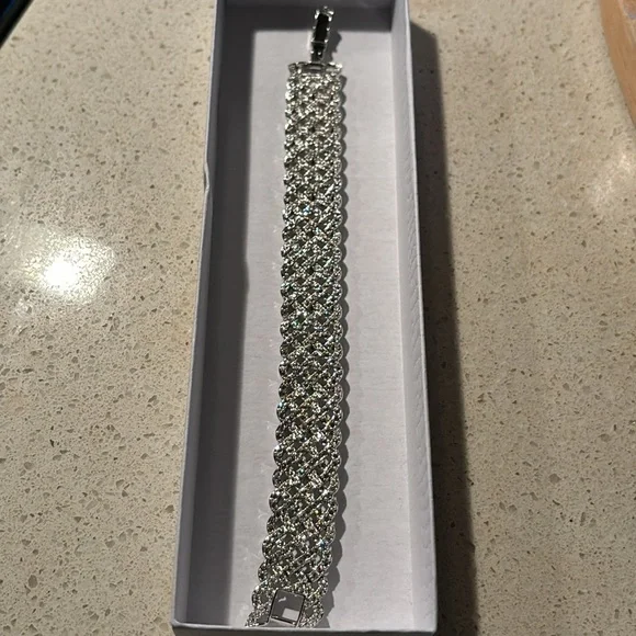 Authentic Swarovski Crisscrossed weave Diamond Bracelet. Excellent condition - Picture 6 of 17
